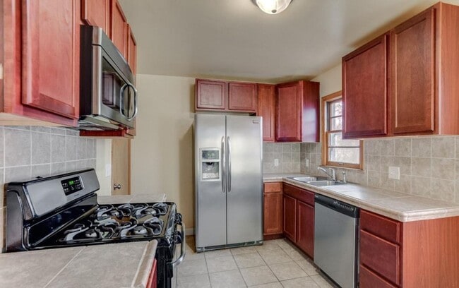 Building Photo - Charming 4 bed 2 bath home available now.