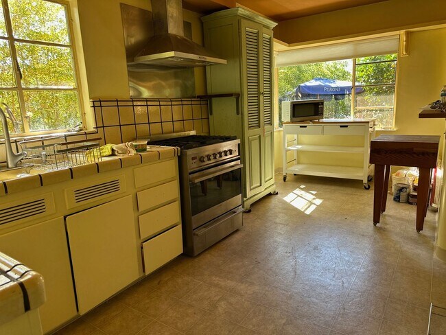 Building Photo - 3 Bedroom in Seabright! Walk to the beach!