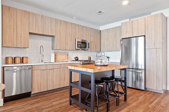 Building Photo - Canter Green