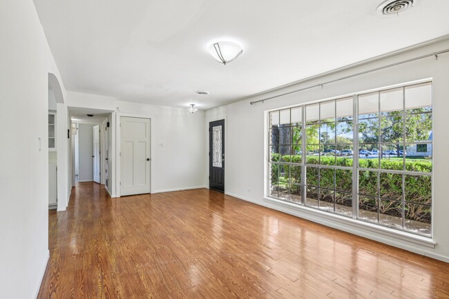Foto del edificio - 310 Rosewood Ave