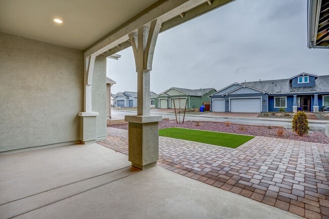 Building Photo - 3 Bedroom + Den, 2.5 Bath Home in Westwood!