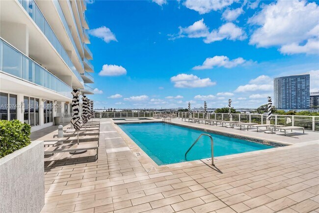 Foto del edificio - 4250 Biscayne Blvd