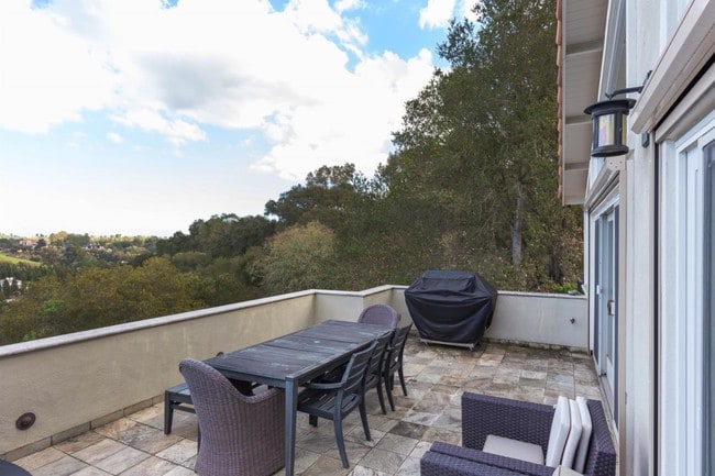 Building Photo - 5 bedroom in Los Altos Hills CA 94022