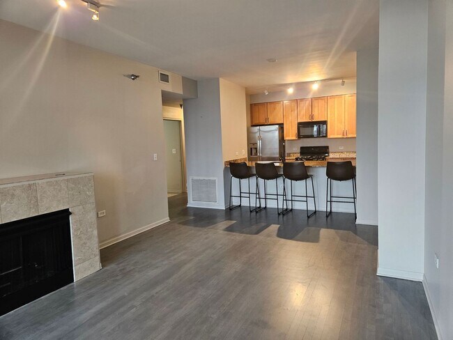 Building Photo - 3232 N Halsted St