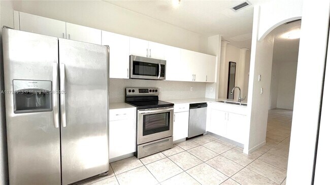 Building Photo - 5600 NW 114th Pl