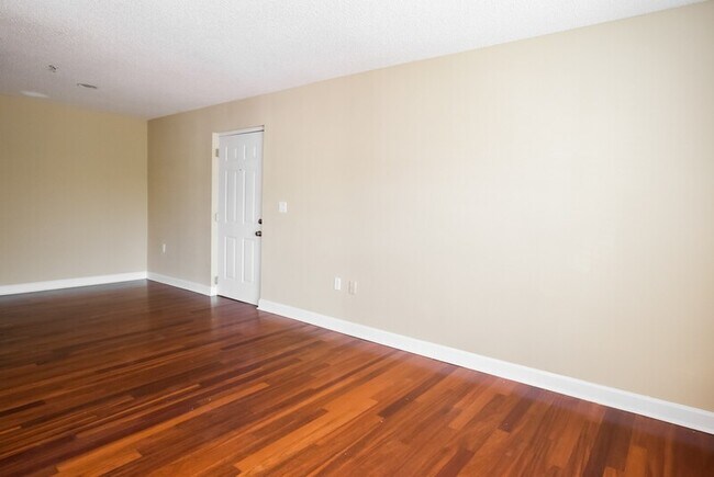 Foto del edificio - 2035 Dixie Belle Dr