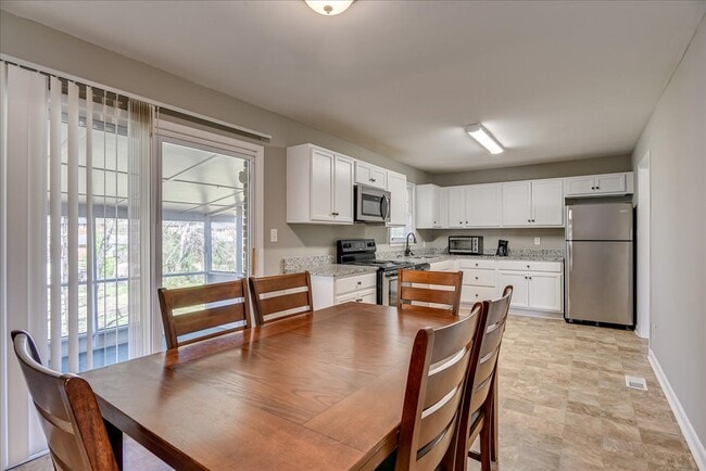 Building Photo - 1215 Glenwood Dr