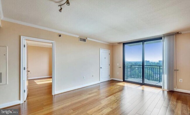 Foto del edificio - 2451 Midtown Ave