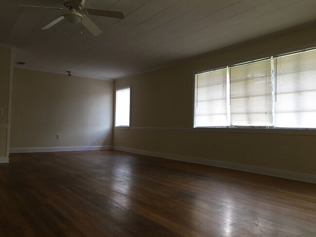 Foto del edificio - 300 Catherine Ave