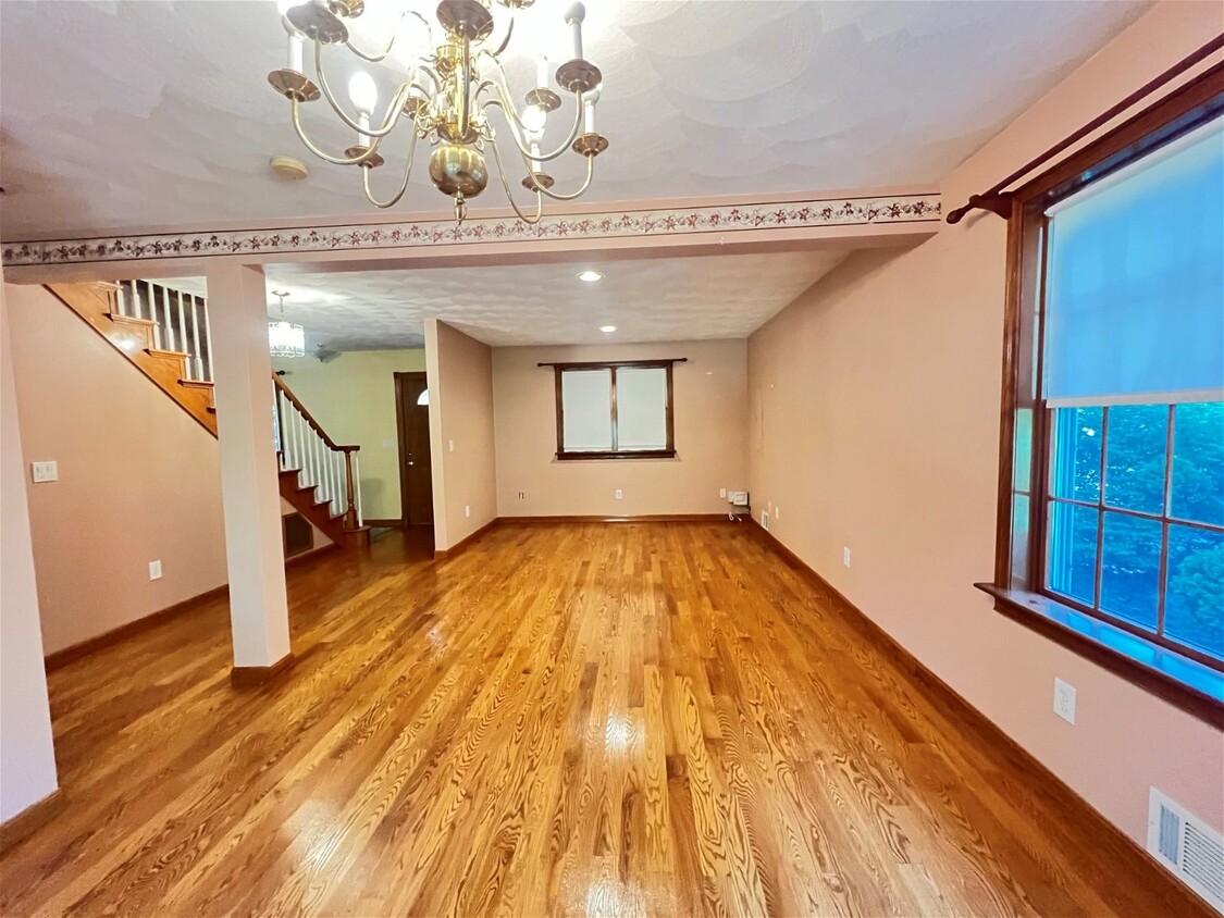 5 Kinney Ave, Burlington, MA 01803 4 Bedroom Apartment for $4,500