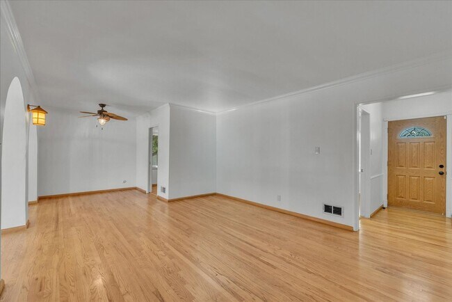 Foto del edificio - 8062 Wynne Ave
