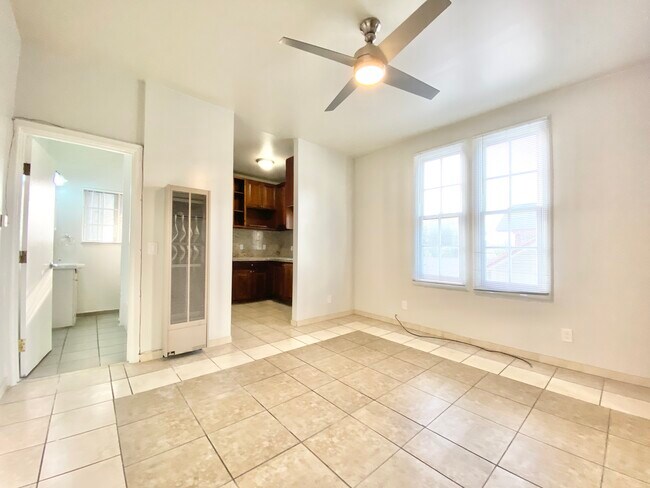 Building Photo - 1328 E 21st St