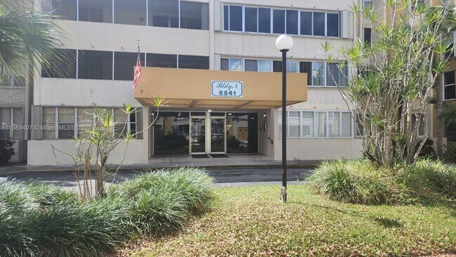 Foto del edificio - 6841 SW 147th Ave