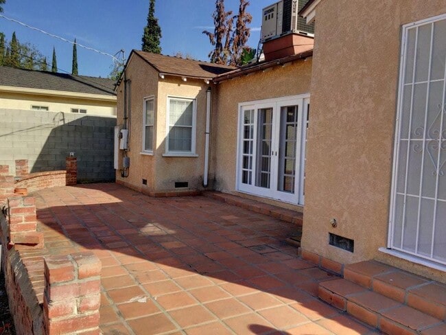 Building Photo - Beautiful Sherman Oaks Home!
