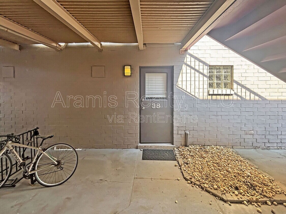 Foto principal - 1355 Euclid Ave NE