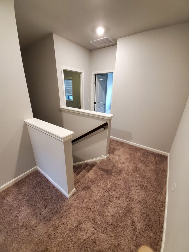 Foto del edificio - Charming 3-Bedroom Townhome with Stylish F...
