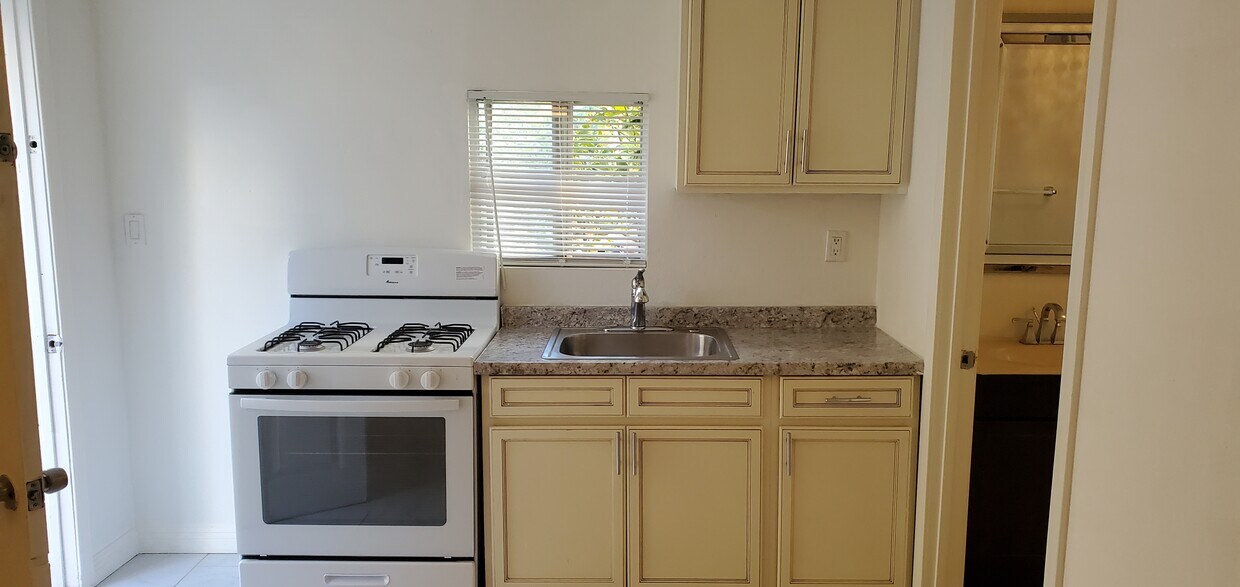 Building Photo - 7511 Hampton Ave