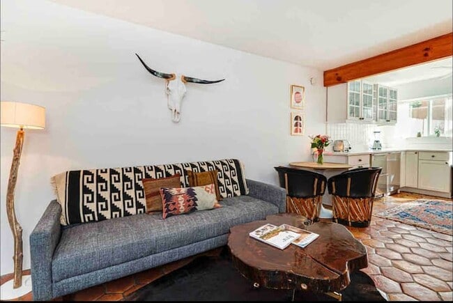 Living Room - 527 E Alameda St