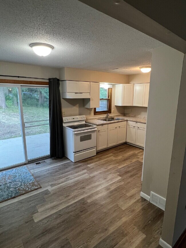 Foto del edificio - 3 Bedroom Duplex on South Side of Des Moines Available!
