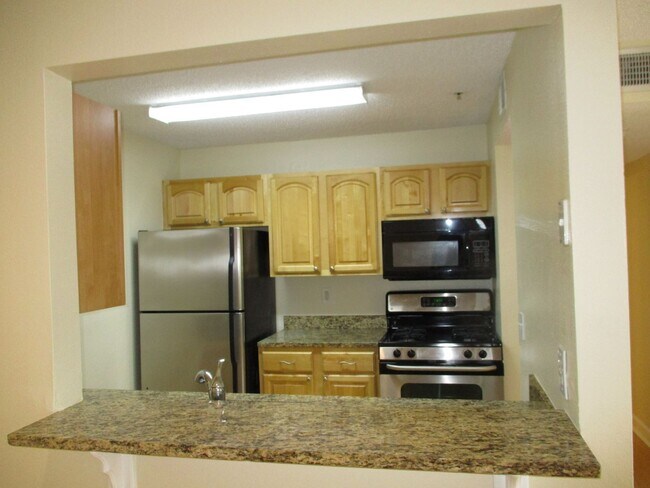 Building Photo - Don't miss this 2/2 in Miriada Condominium