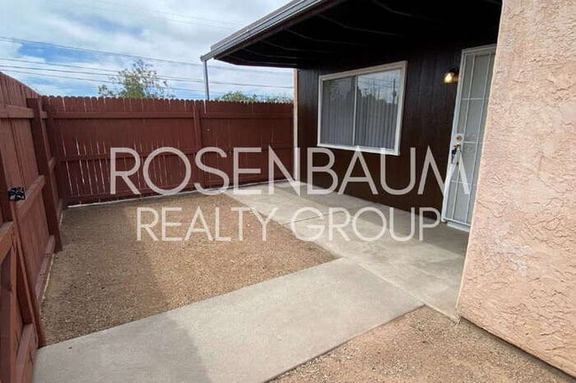 Building Photo - 2625 N Alvernon Way