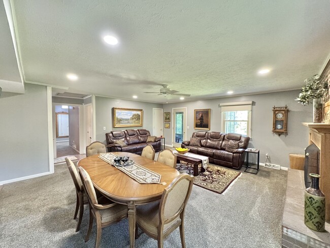 Building Photo - 1411 Arroyo Dr