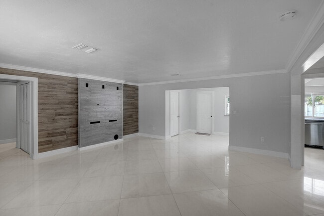 Building Photo - 256 SW 11th Pl