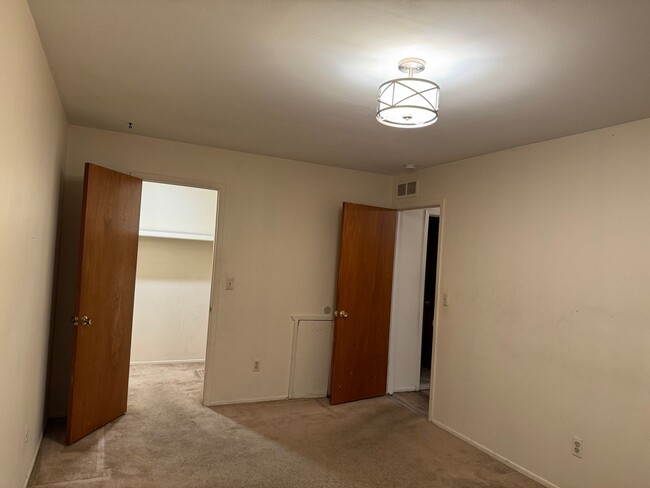 Building Photo - MARGO MANOR-1260