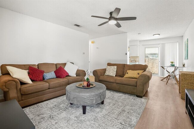 Foto del edificio - 8603 Woodstone Dr