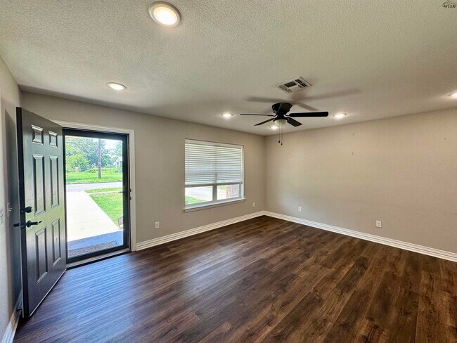 Building Photo - 3208 Northwest Dr