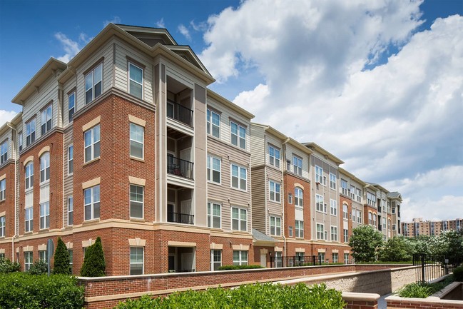 Building Photo - The Courts at Huntington Station