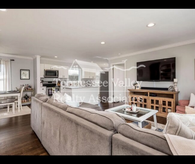 Building Photo - RENOVATED 4 Bed/2.5 Bath single level home...