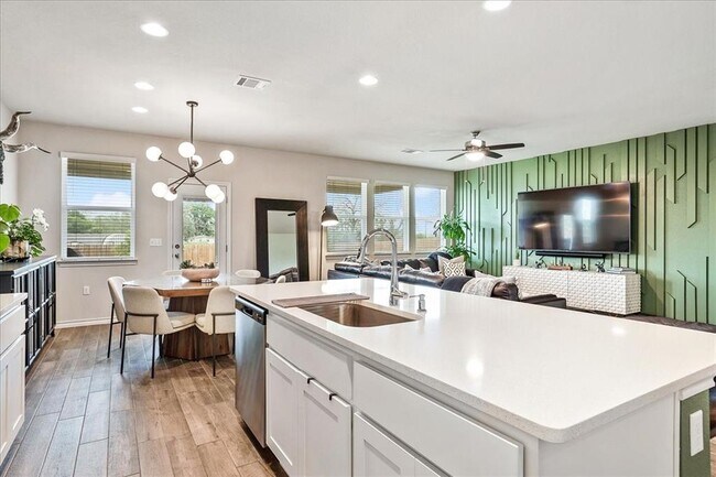Building Photo - 12008 Saddle Rock Dr