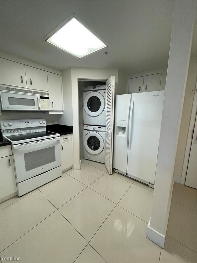 Building Photo - 1 br, 1.5 bath Condo - 701 Brickell Key Bl...