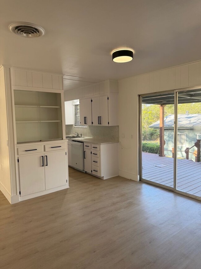 Foto del edificio - Charming Hill Country Home • Spacious Layout • Lake Travis Lifestyle