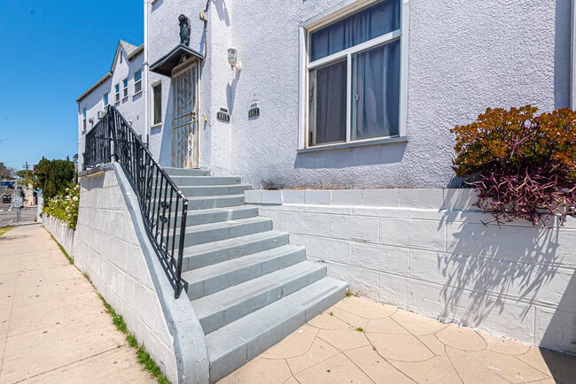Building Photo - 4915 San Vicente Blvd