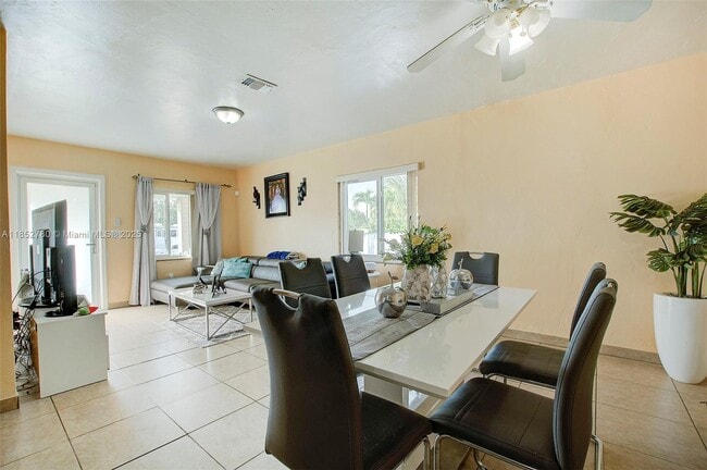 Foto del edificio - 1721 SW 75th Avenue Rd