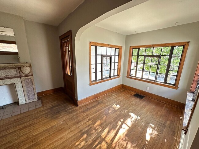 Foto del edificio - S Washington Ave 1041-1043 MLR