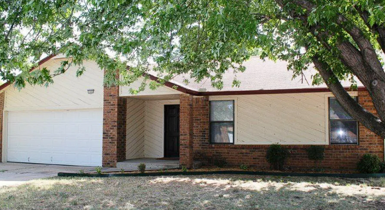 Foto principal - 3 Bed / 2 Bath in East Tulsa!