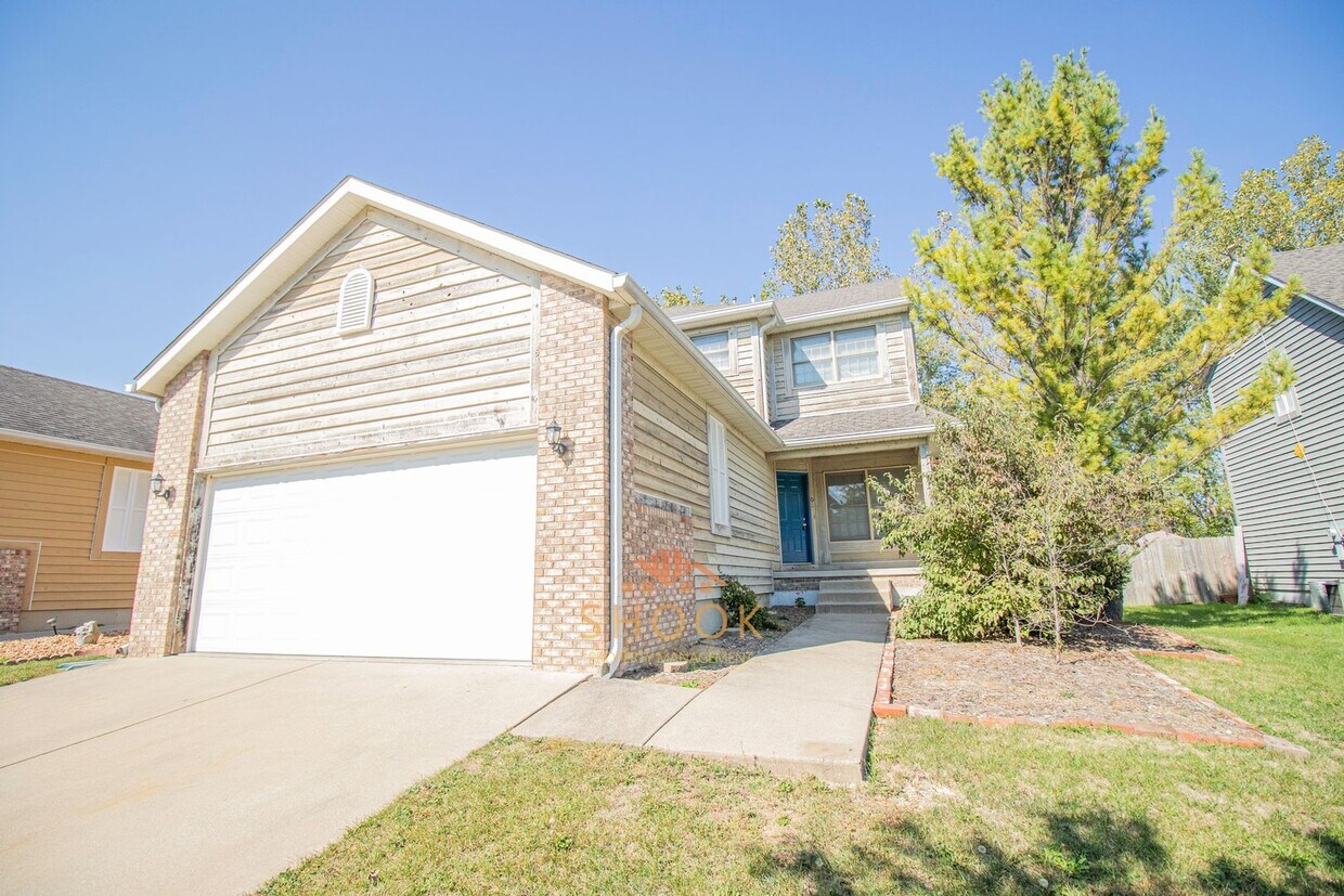 Foto principal - LARGE TOWNHOME CLOSE TO CAMPUS - LOTS OF S...