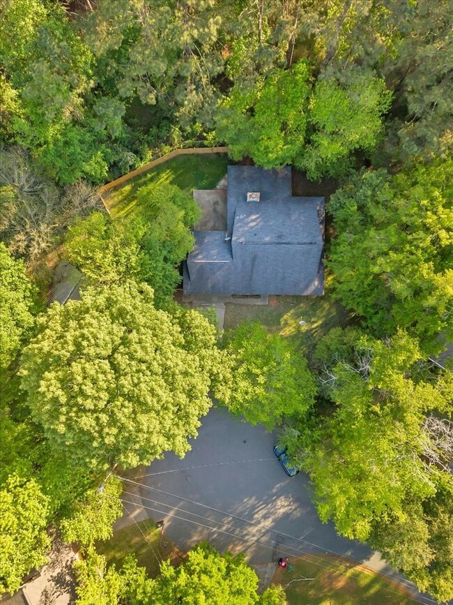 Building Photo - Lake Living