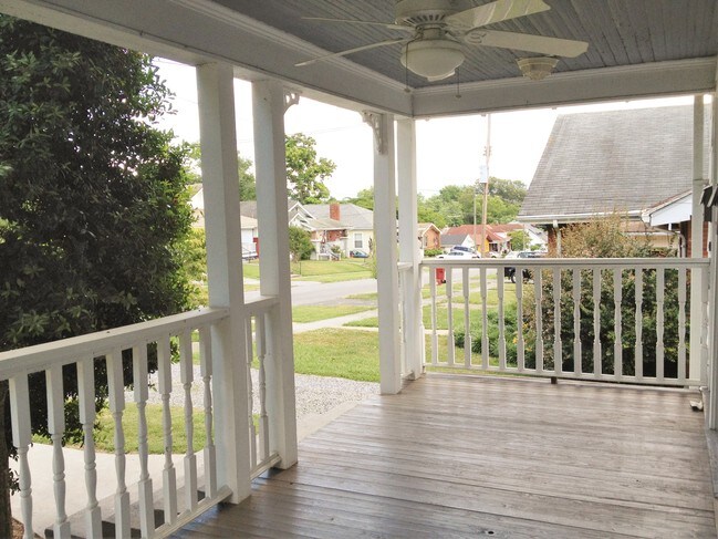Shared Front Porch - 923 Hillcrest E Dr