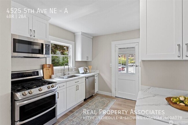 Foto del edificio - Fully Remodeled 4 bed, 2 bath, Wallingford...