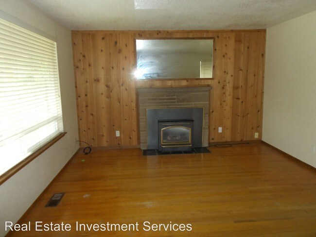 Building Photo - 3 br, 1 bath House - 6224 E 'B' St