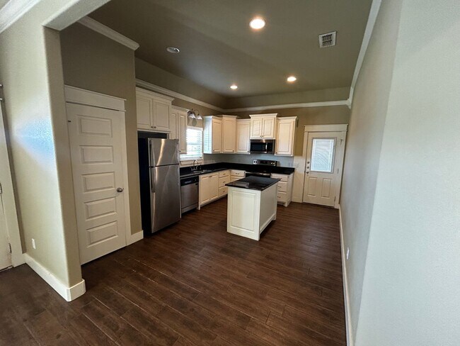 Building Photo - Beautiful three bedroom three-bathroom Napa home