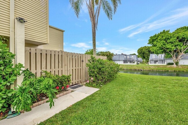 Building Photo - 1586 Shaker Cir