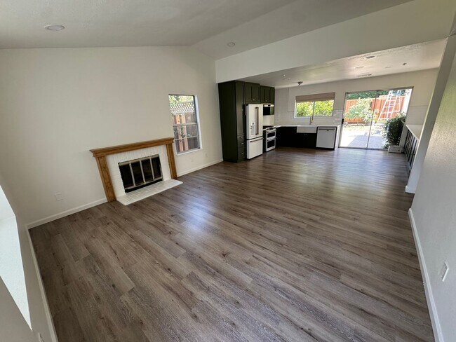 Foto del edificio - Livermore Single Story 3 BD / 2 BA, new pa...