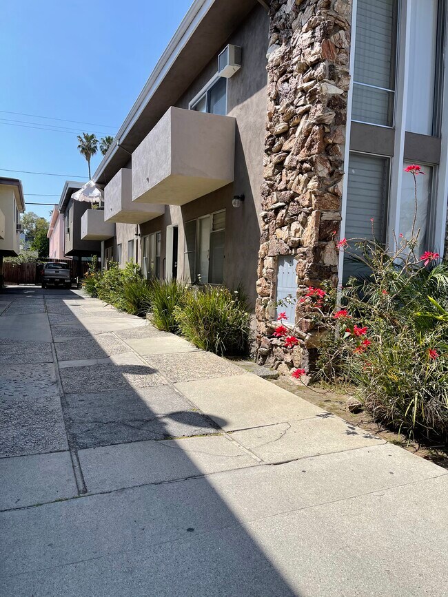 Foto del edificio - 1231 N Genesee Ave