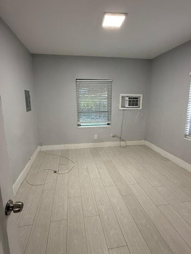 Foto del edificio - 1736 SW 21st St
