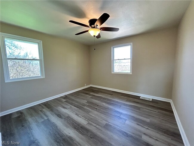 Foto del edificio - 155 Canton Rd